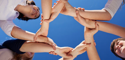 Menschen halten sich an den Händen